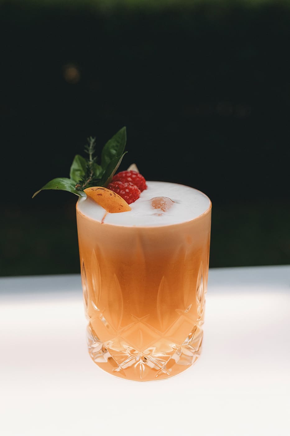 Cocktail Amarill Sour in un bicchiere tumbler basso.