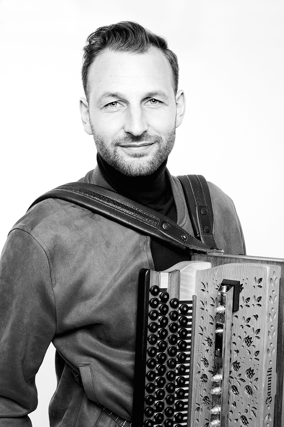 Musiker und Amarill-Gründer David Frank mit Steirischer Harmonika.