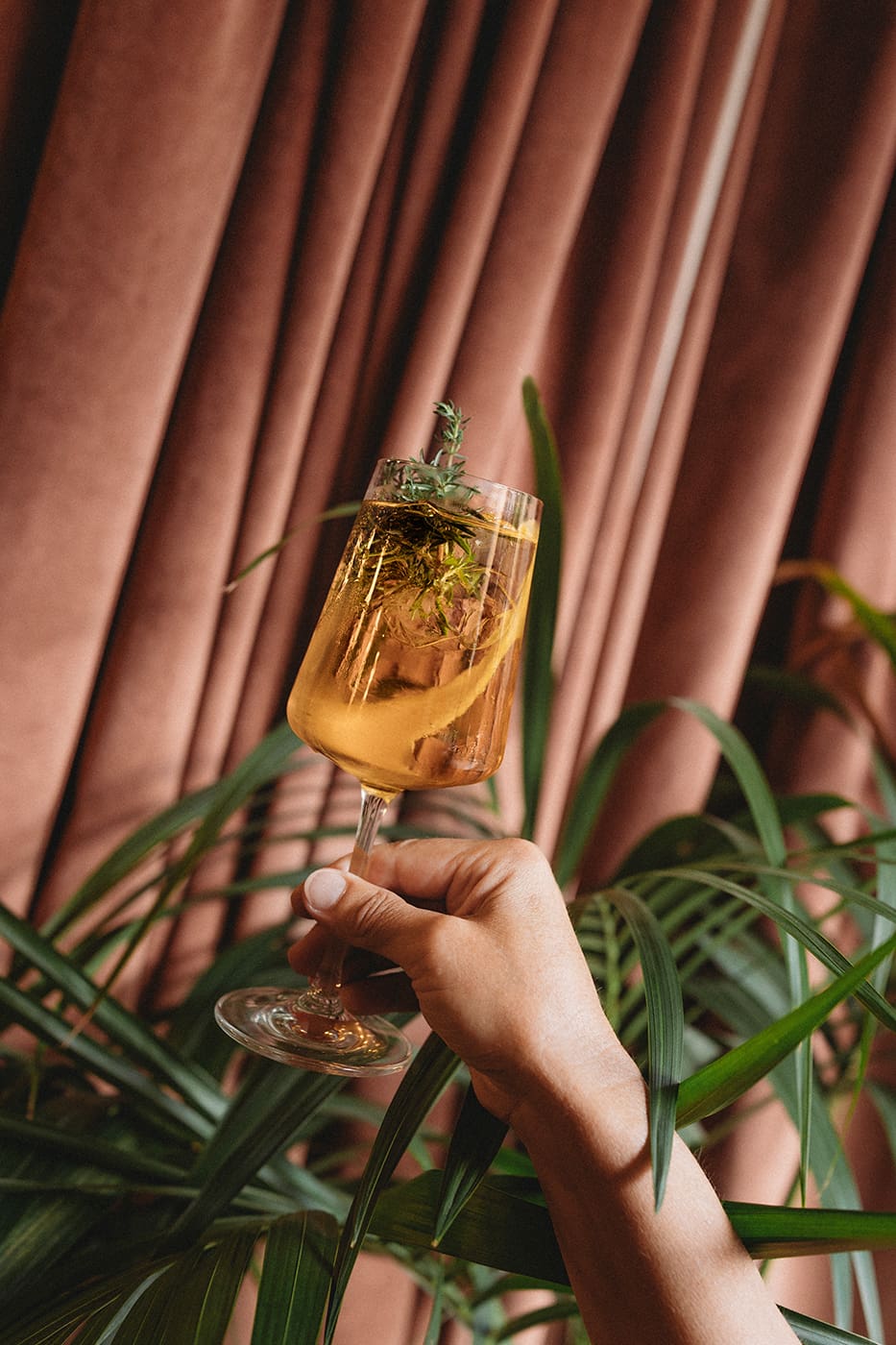 Cocktail Amarill Tonic in un calice.