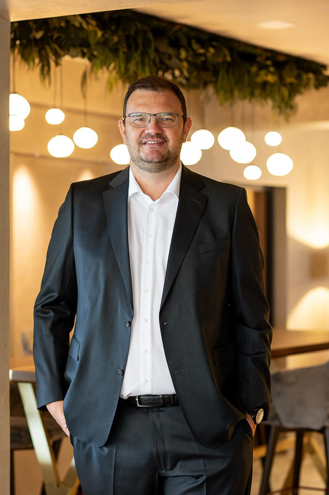 Portraitfoto von Hotelier Hansi Pichler, Hotel Erzherzog Johann (Schenna)